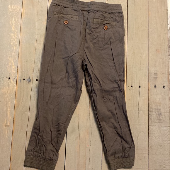 Boy pants size 5, grey joggers. GUC - Picture 2 of 3